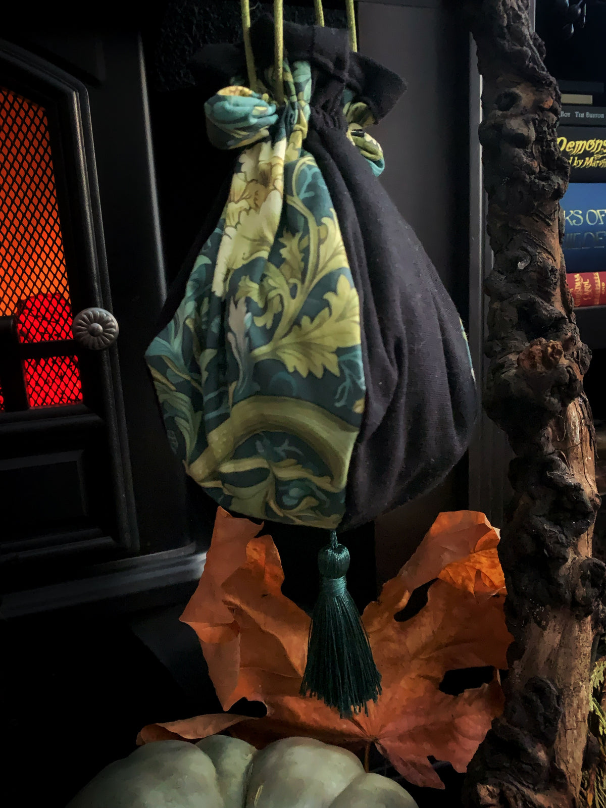 Renaissance Drawstring Pouch - WM Acanthus Print