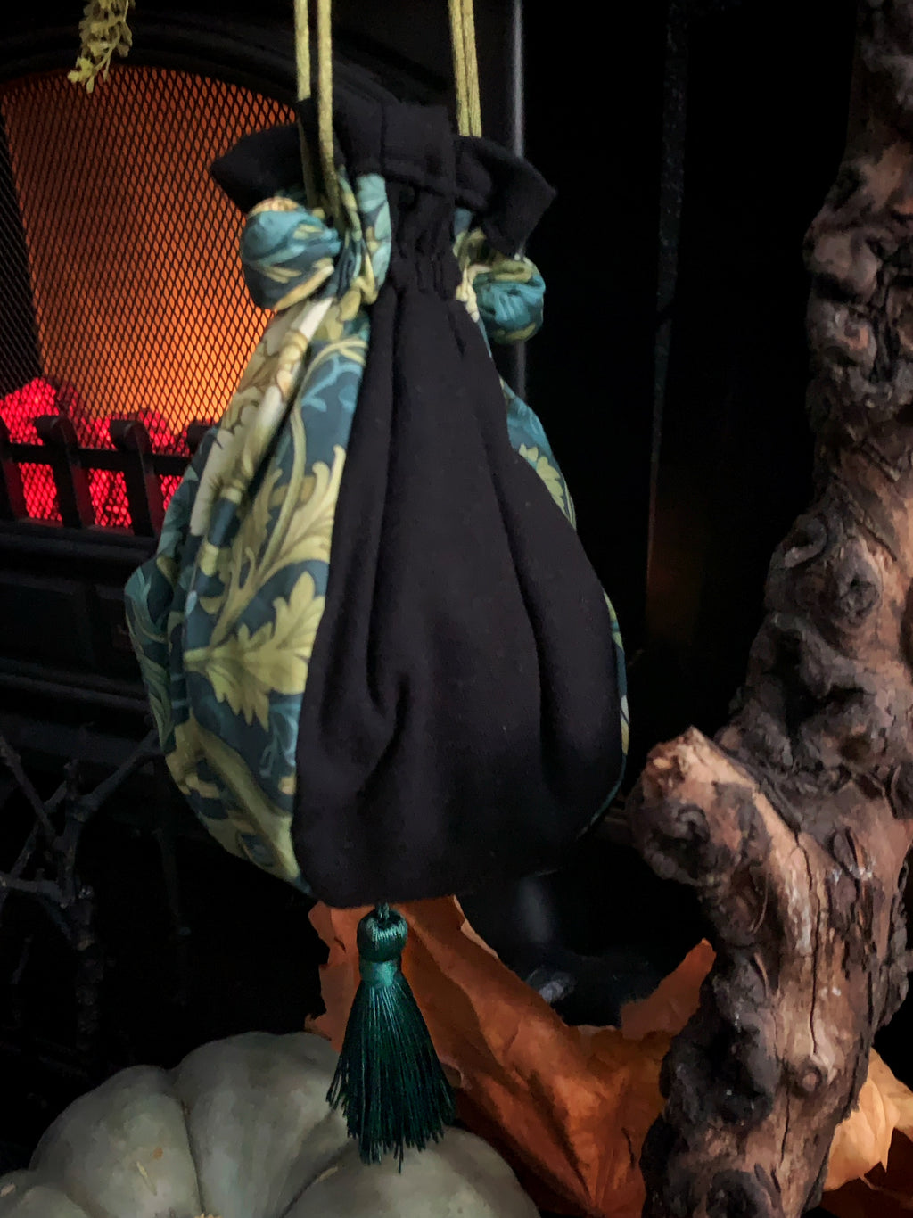 Renaissance Drawstring Pouch - WM Acanthus Print
