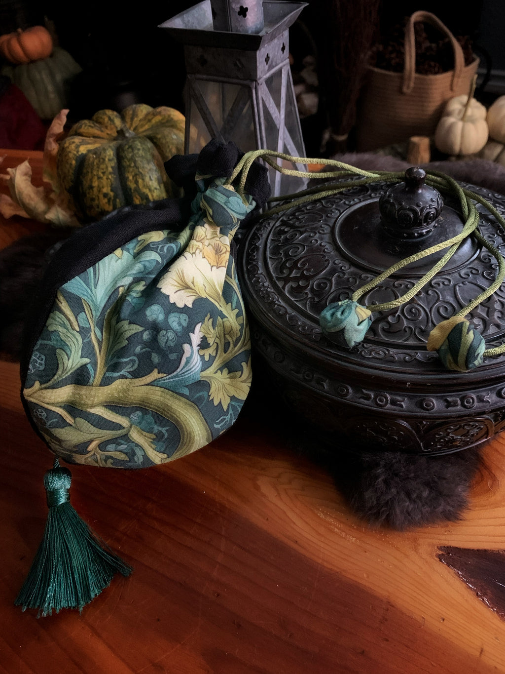Renaissance Drawstring Pouch - WM Acanthus Print